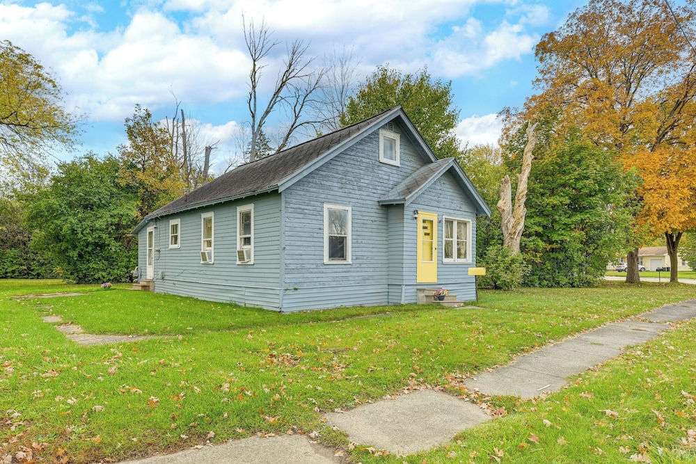3 Mi to Dtwn Saginaw: Cozy Family Home w/ Yard!