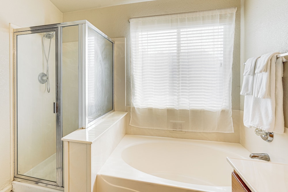 17 Mi to Napa: Spacious Vallejo Family Home!