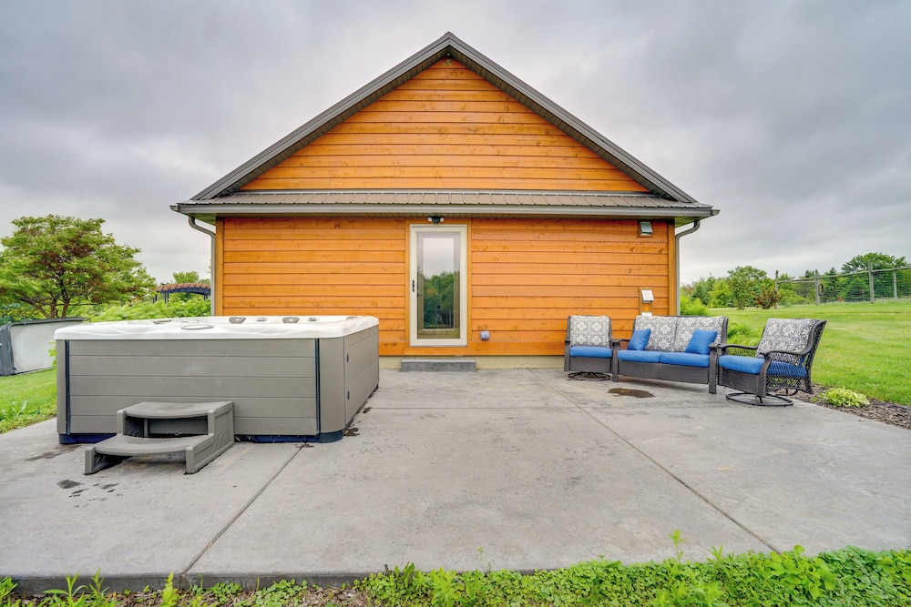 Hot Tub & Trail Access: Spacious Stockholm Retreat