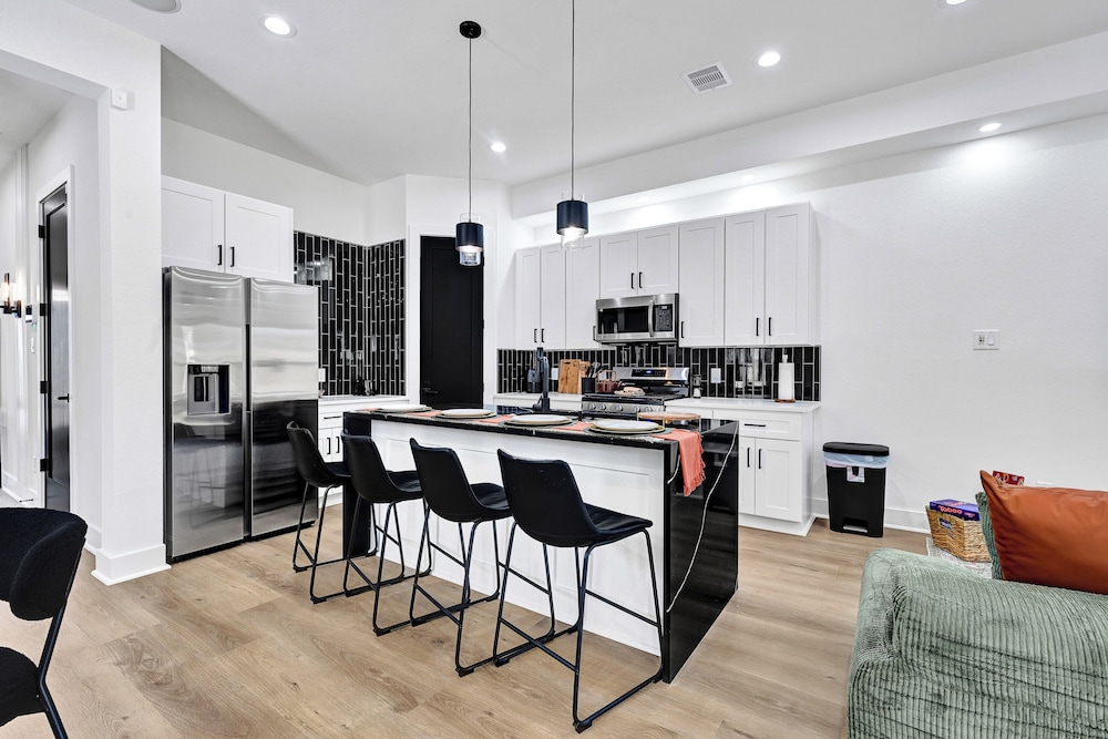 5 Mi to NRG Stadium: Modern Escape w/ Patio & Yard