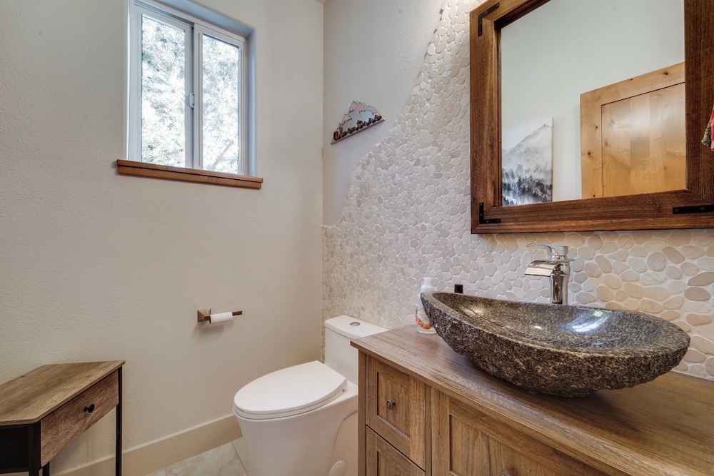 Near Downhill Ski Resort! Hot Tub Haven in Truckee