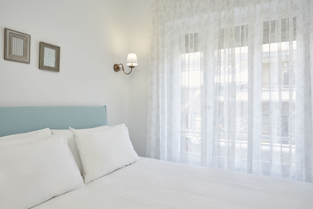 Luxury n Chic Athens Museum Apt