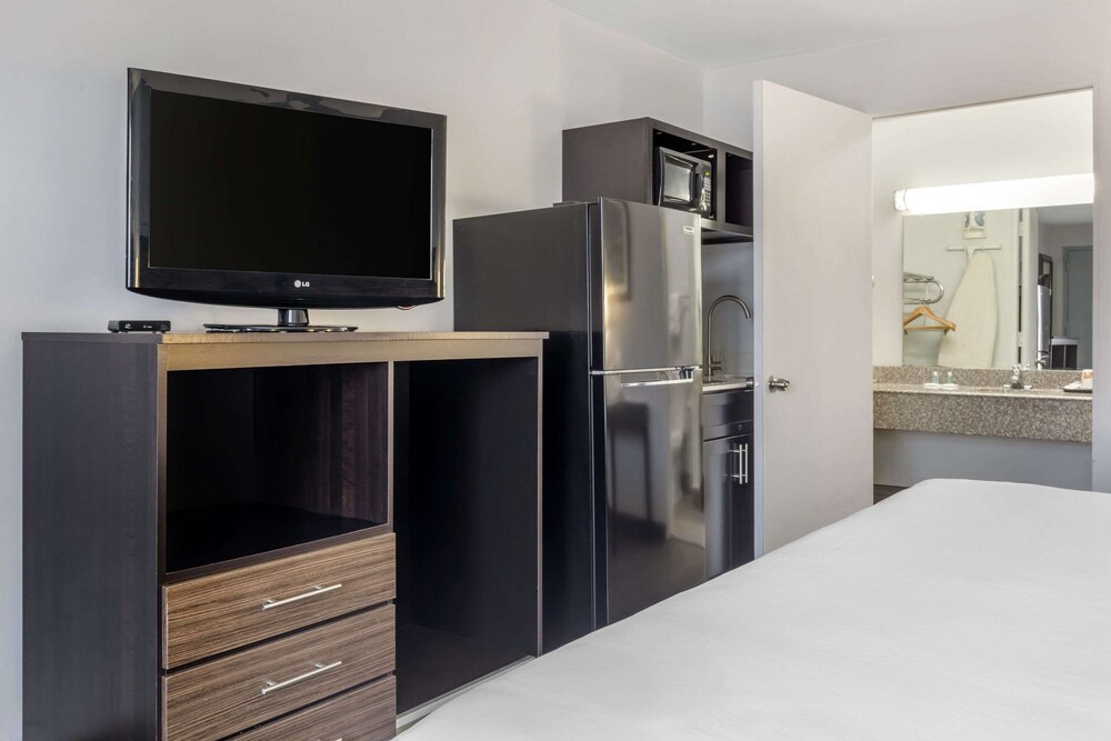 Gainesville Vacations - Suburban Studios Gainesville - Property Image 13