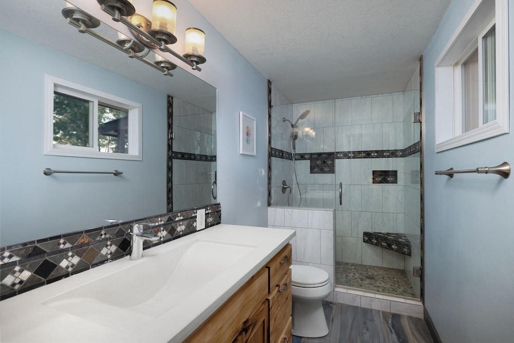 Smith Rock Base Camp Sleeps 6!