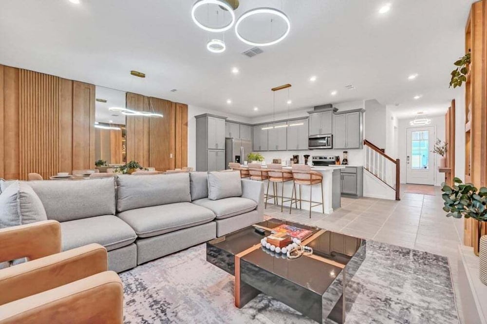 5 Bed 4.5 Bath Townhouse W/ Pool Solara 2307dist 5 Bedroom Townhouse
