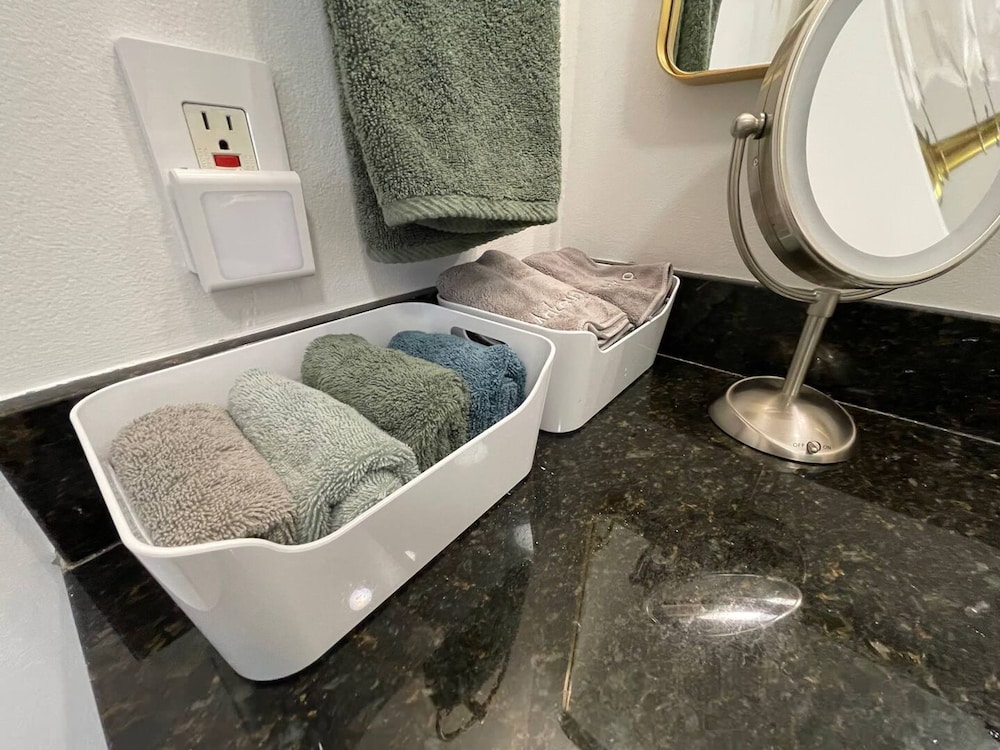 MCM Styled Condo Sleeps 4 Pool hot tub