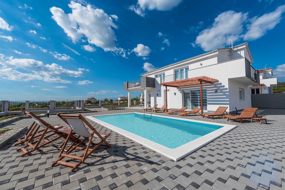 Luxury Escape With Swimming Pool & Modern Design