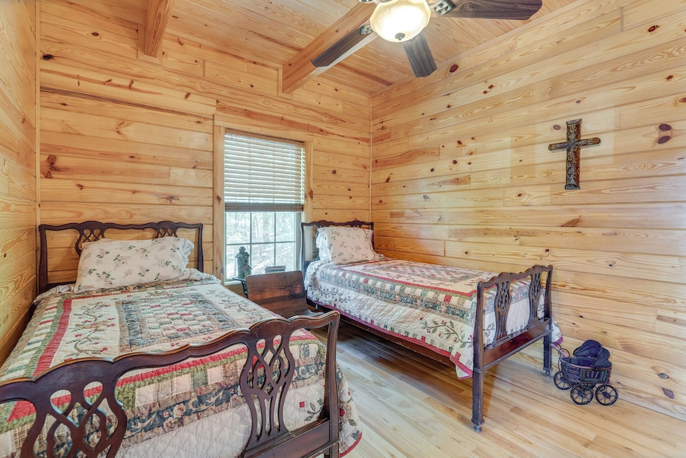Unwind Fireside + Game Room Fun! Warne Mtn Escape view 3