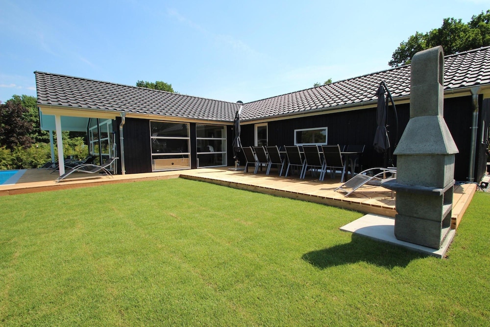 Ferienhaus mit Pool und Sauna am Duemmer See