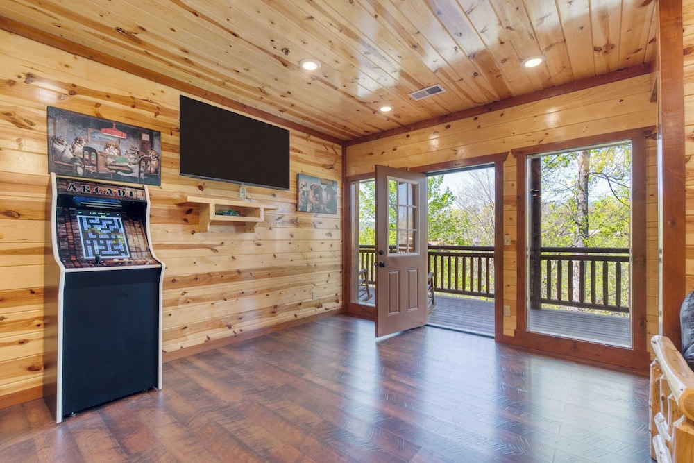 Dolly's Lodge by Avantstay Sleeps 28 - Luxe Smokies Cabin Game Room, Hot Tub, Views, Near Attractions