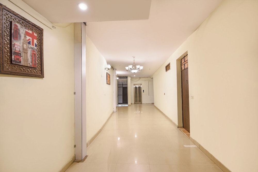 Fabhotel Lazeeno