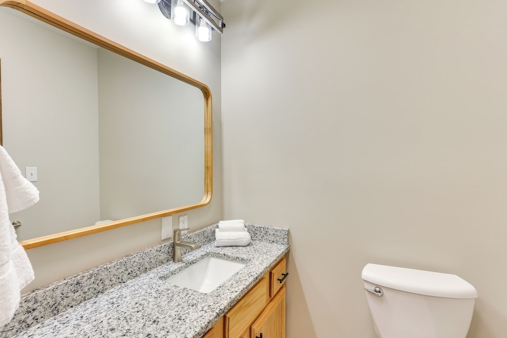 Walk to Oakland City University: Modern Apartment!