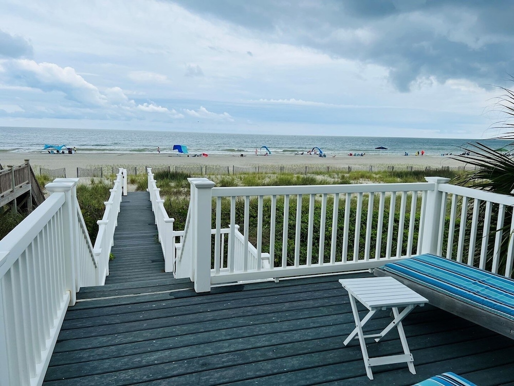 Cavu 4 Bedroom Home by RedAwning