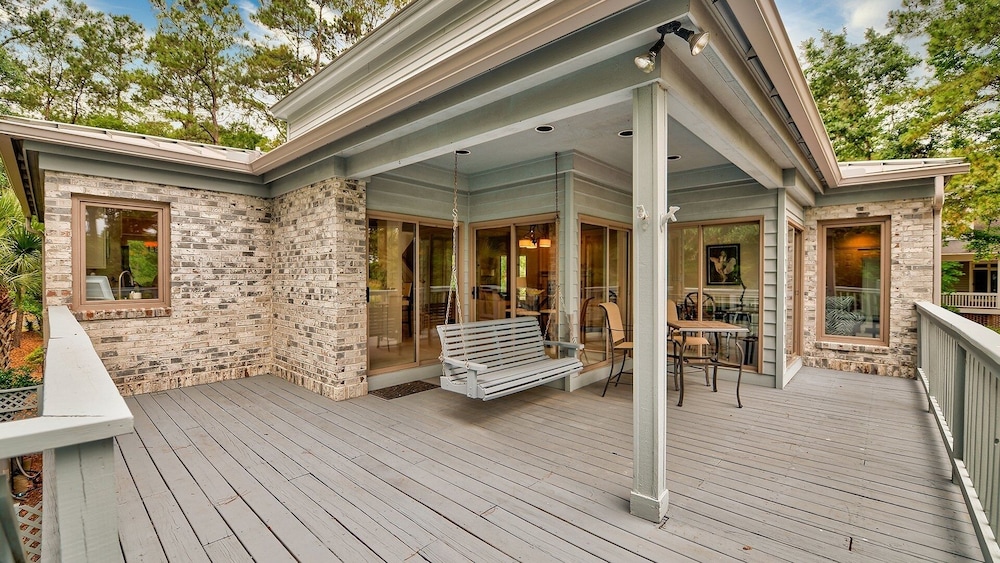 Beautiful Villa Marilyn 4 Bedroom Home by RedAwning