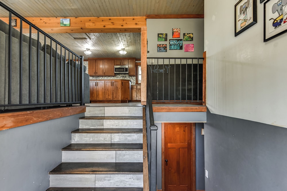 600-sq-ft Deck! Hutchinson Retreat on 5 Acres