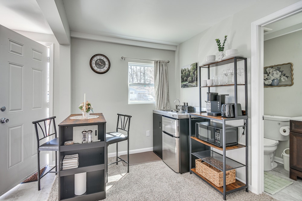 11 Mi to Virginia Beach Boardwalk: Studio Retreat!