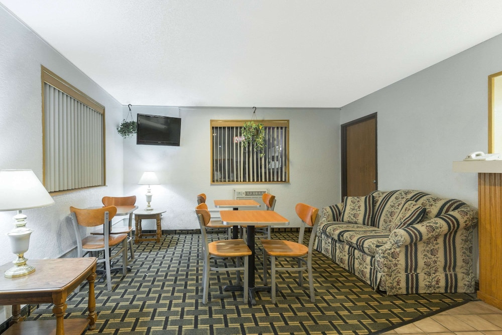 Super 8 by Wyndham Twinsburg/Cleveland Area view 2