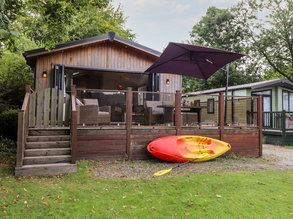 Loubi's Lakeside Lodge