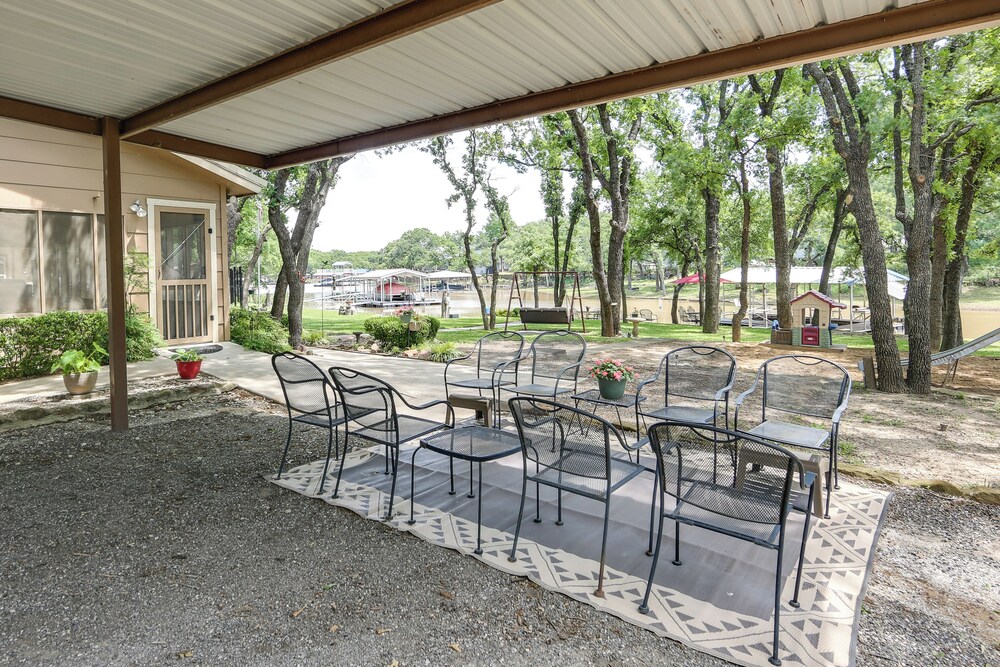 Family Home on Lake Bridgeport: Pets Welcome!