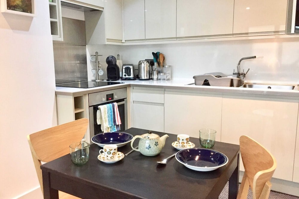 Modern Bristol Apartment Right in the City Centre view 4