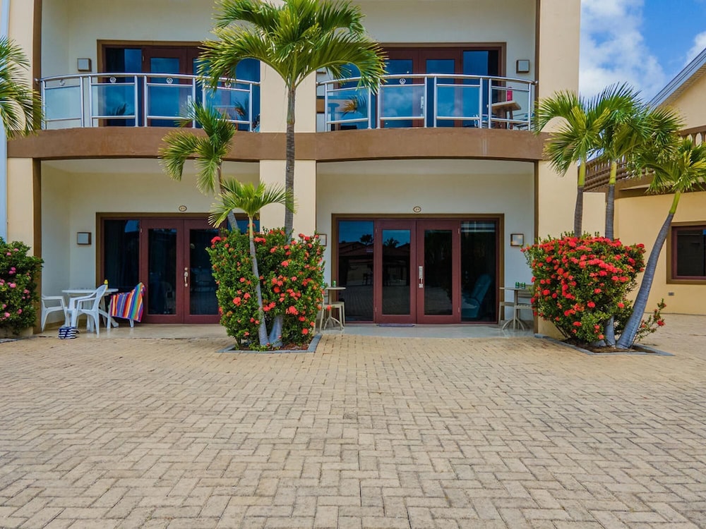2BR 3min Walk 2 Eagle Beach Pool GYM Parking