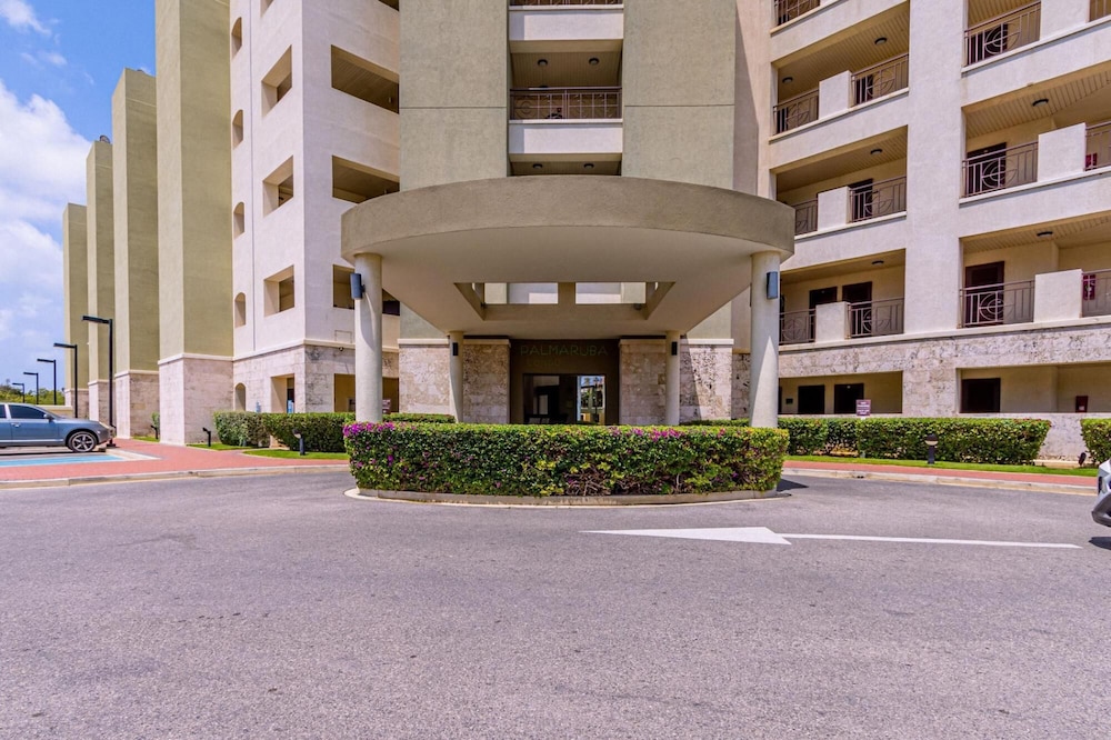 2BR Condo 5 Location w Amazingviews Pool GYM
