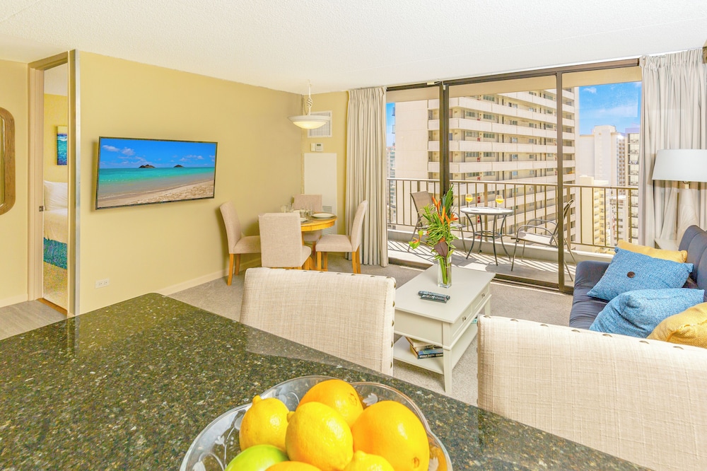 Waikiki Sunset Close to Beach with Parking