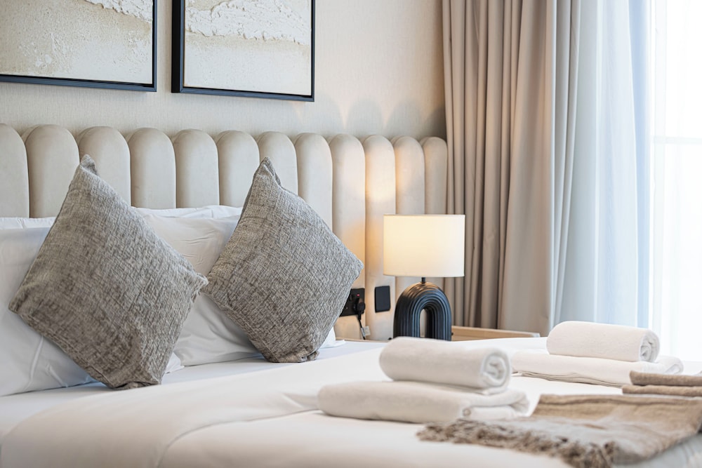 Binghatti Suites by Hostiva - City View