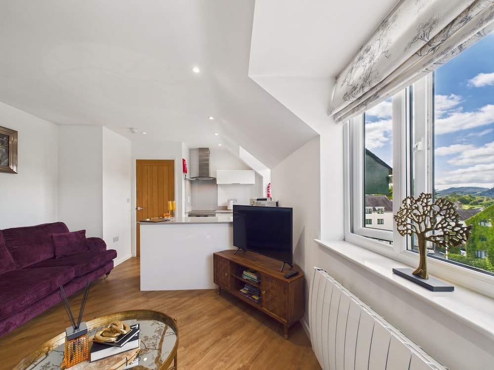 2-bed Central Apartment- Free Private Parking
