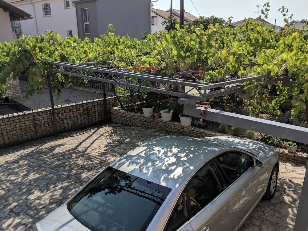 Jak - Parking and BBQ - A3 view 5