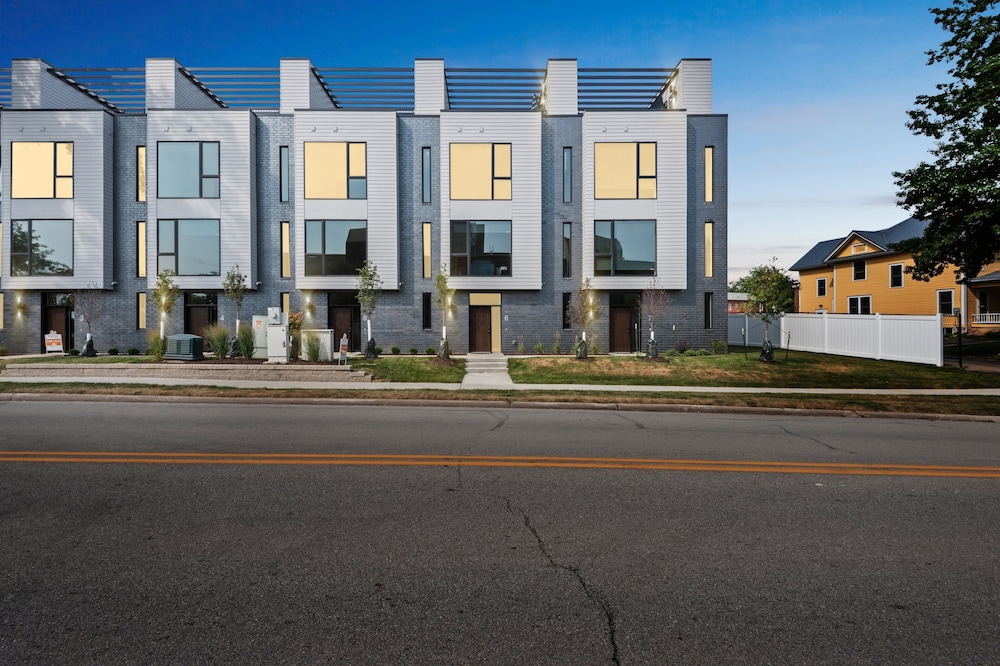 New Modern Townhome With Rooftop Patio 2 Bedroom Townhouse by RedAwning