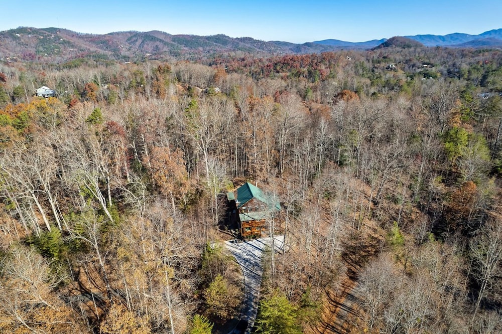 Stunning Cabin w Hot Tub Pool Table Arcades