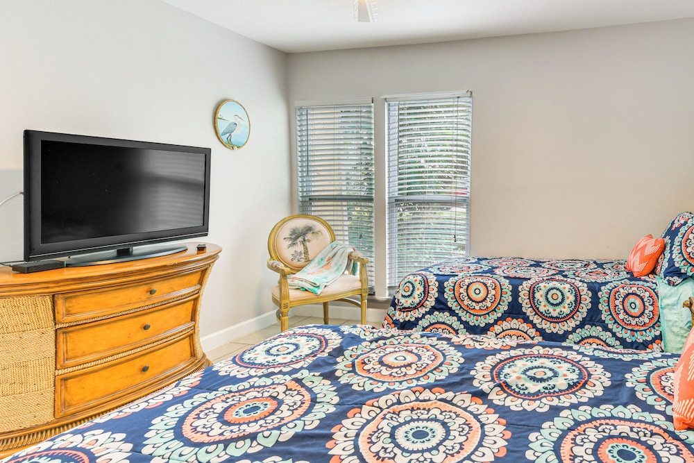 4 Mi to Siesta Key Beach: Condo w/ Pool Access