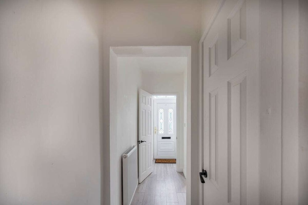 3bedroom 2 Bathroom House-free Parking 5 Beds