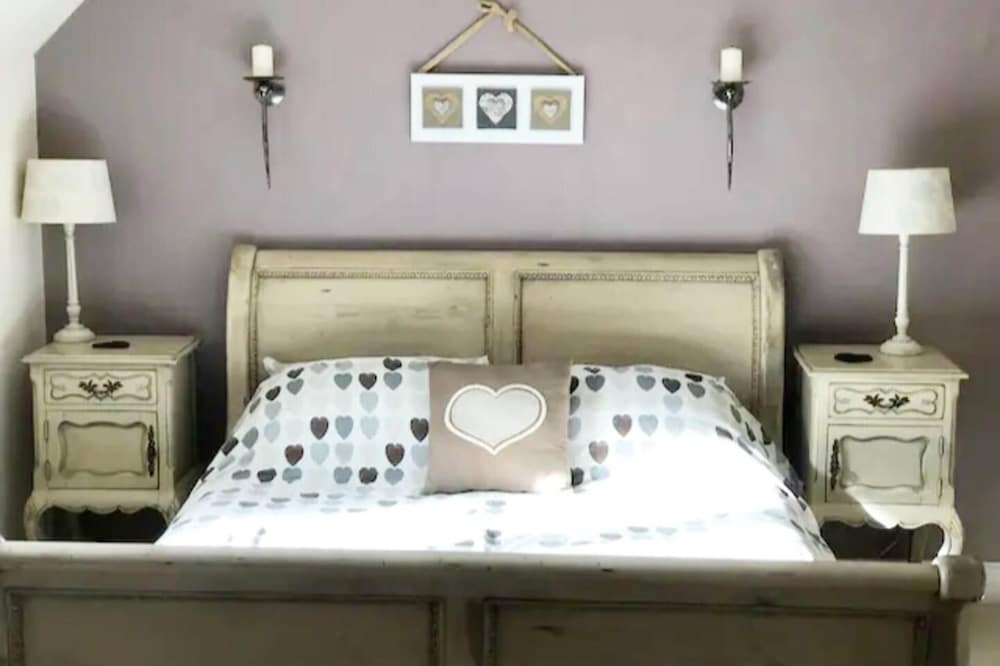 5-bed Home - Sleeps 12, Pool, Garden & Play Area
