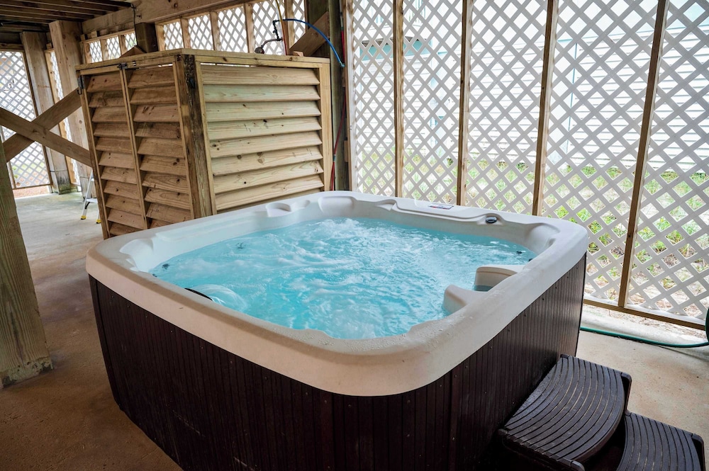 Short Walk to Beach Hot Tub Cold Plunge Pool