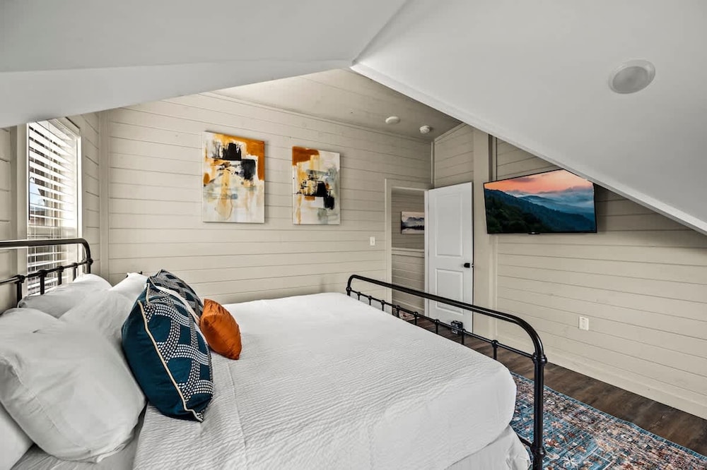 NEW Lake View Indoor Pool Sleeps 14 Hot Tub