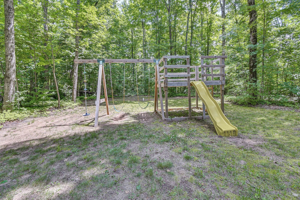 Woodsy 20-acre Retreat w/ Hot Tub in Mancelona