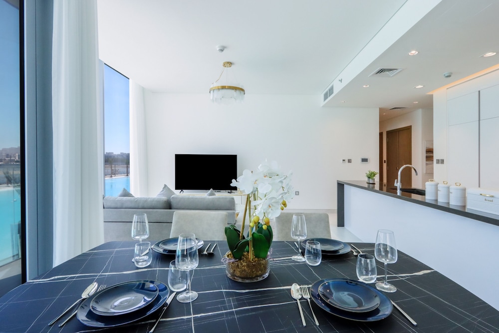 Panoramic 2BR at District One
