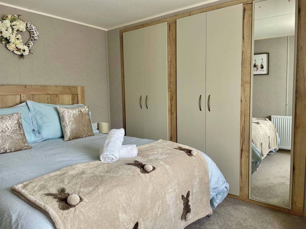 Gorgeous 2 Bed Caravan in South Cerney