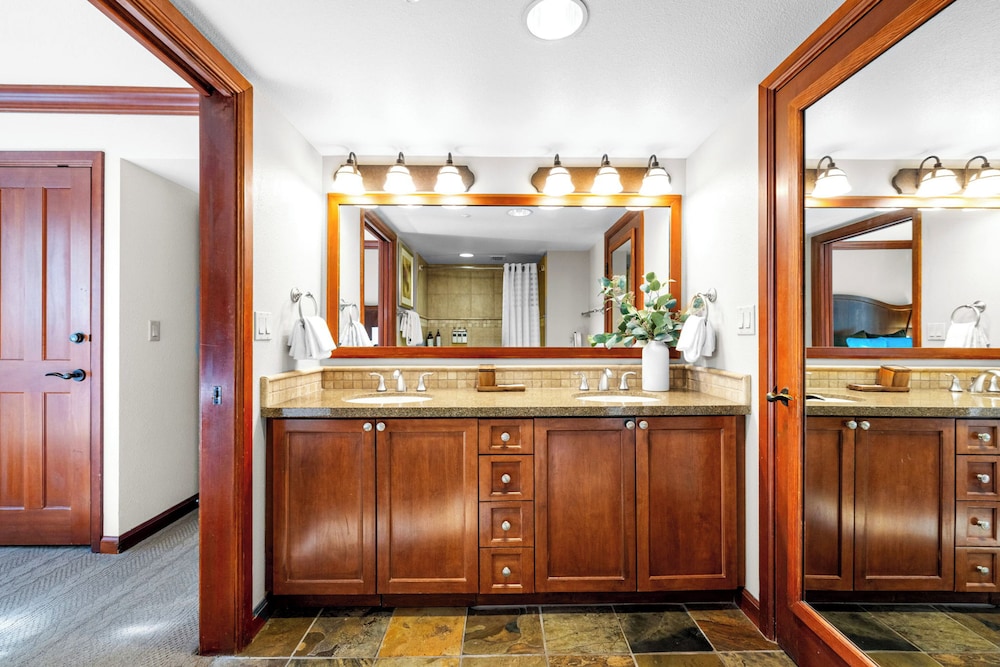 Condo w/ Fireplace & Community Perks
