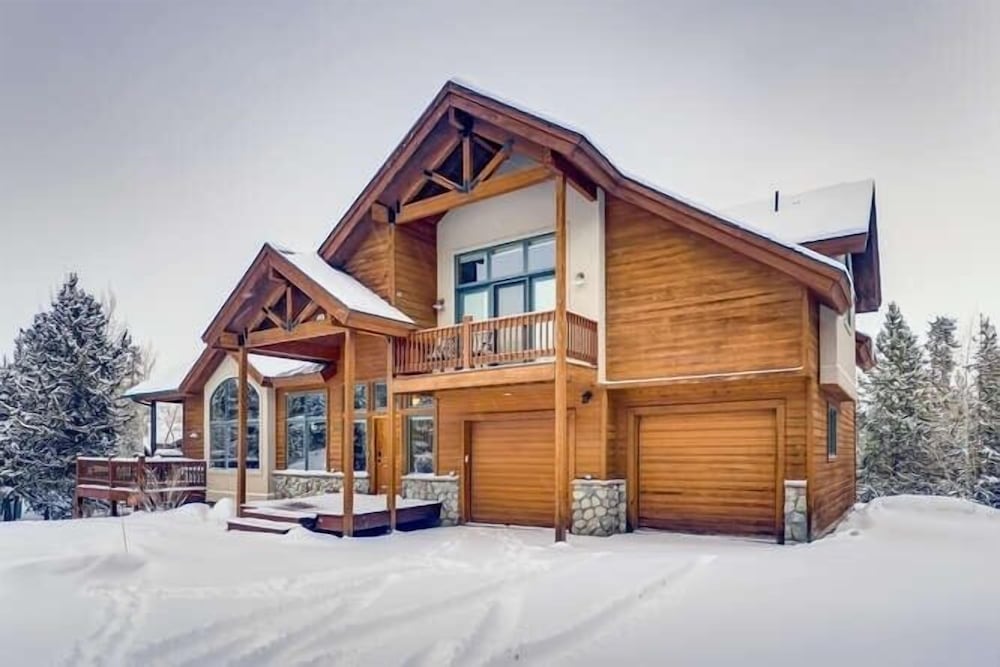 Perfect For Your Family Vacay With Private Hot Tub! 4 Bedroom Home by RedAwning view 2