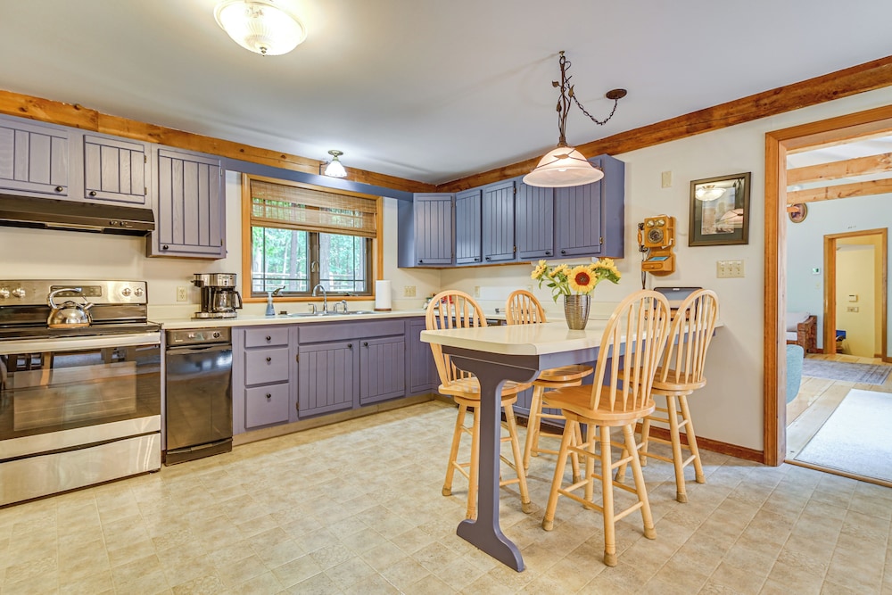 2 Mi to Beaches: Charming Kennebunk Family Home