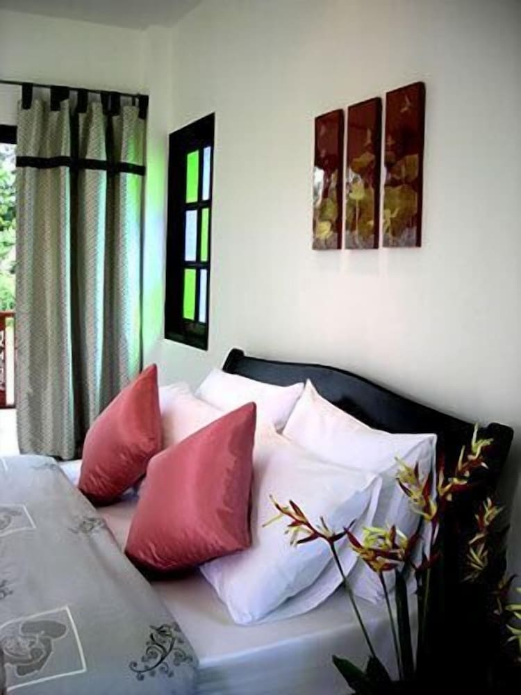 Baan Rim Klong Resort