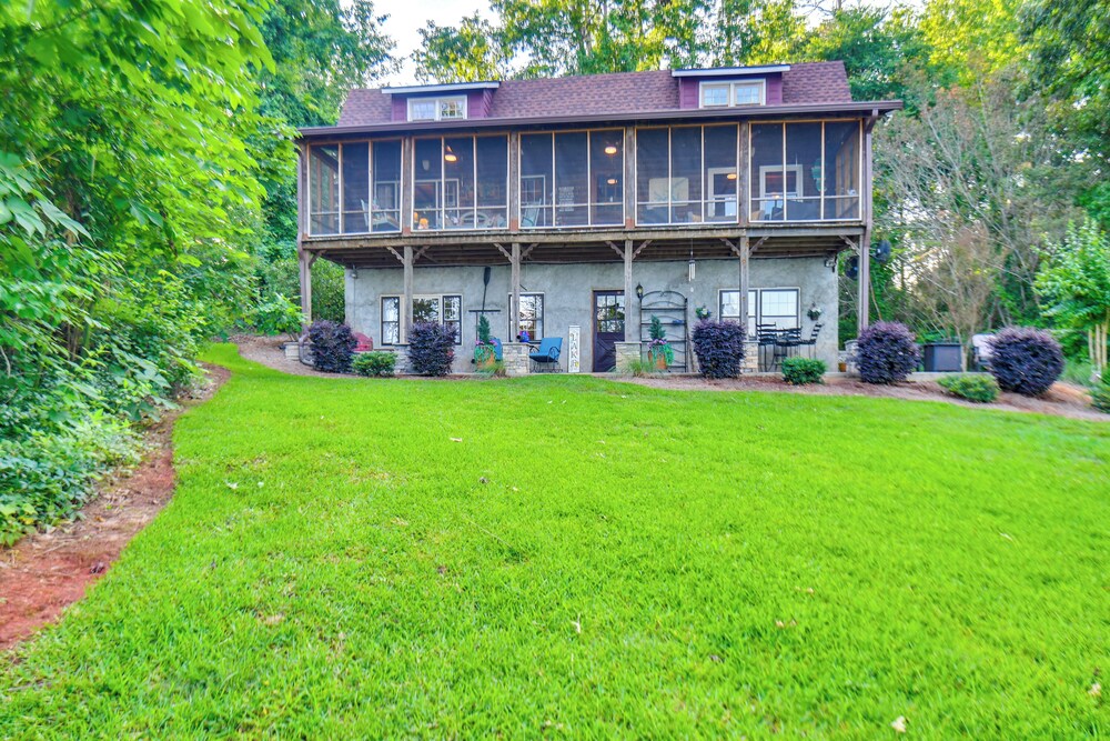 Waterfront Cabin on Lake Sinclair w/ Private Dock!
