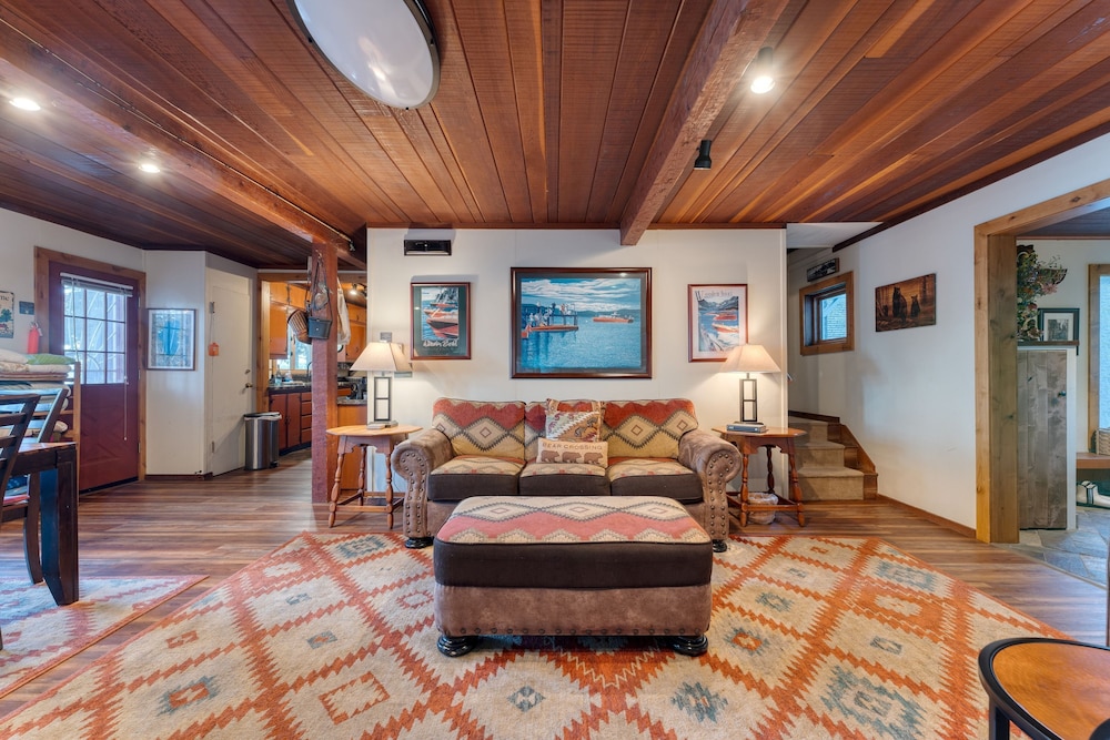 Lakefront Haven by Avantstay Minutes to Ski Resorts Private Dock Boat