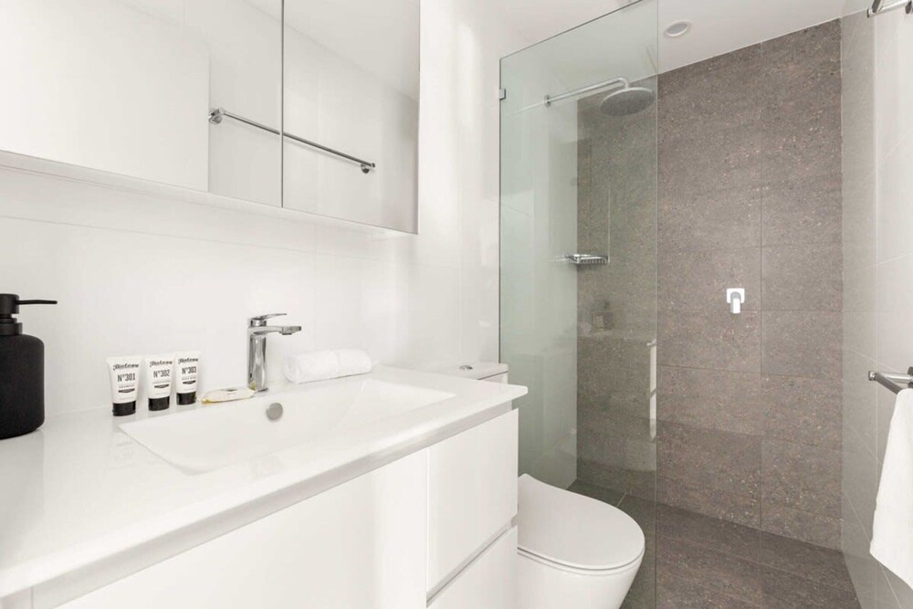 Modern 1-bed Pad Minutes Away From Beach