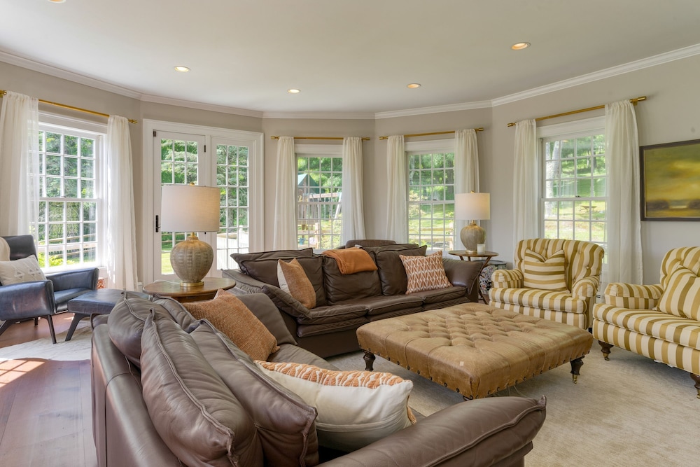 Sunny Pond by Avantstay Secluded Estate w a Private Pond Gym Movie Theater