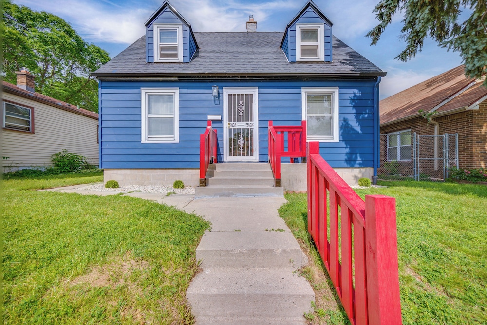7 Mi to Historic Third Ward: Home in Lincoln Park!