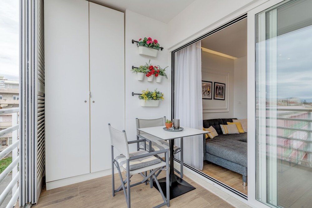Romanca Deluxe Studio - City View